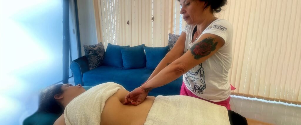 Пламена прави висцерална терапия на пациентка